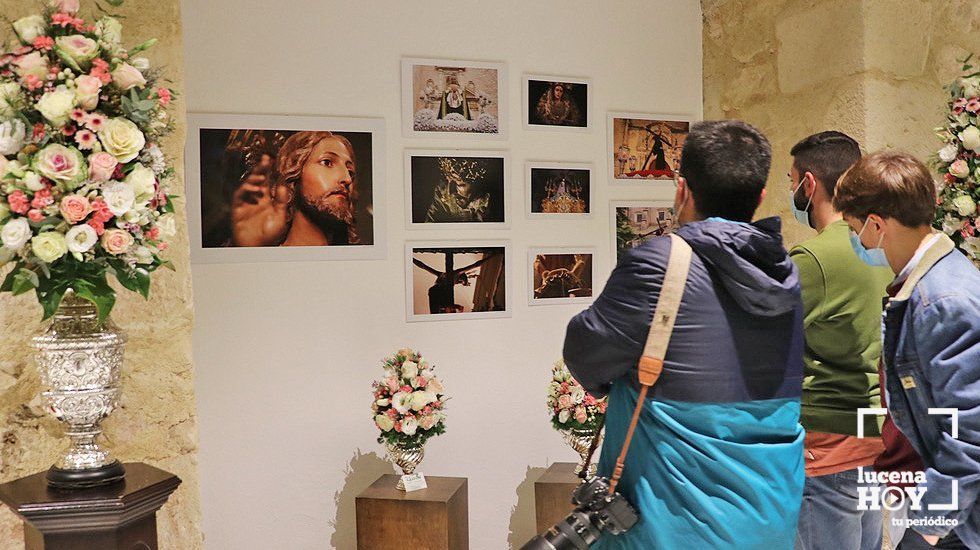  Varias personas observan algunas de las fotografías de la exposición 