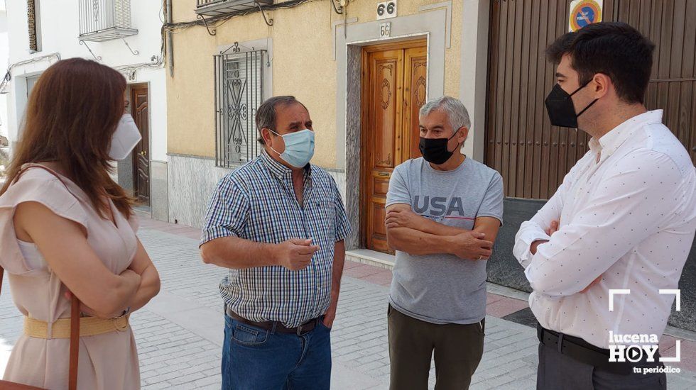  Jesús López y Araceli García conversan con dos vecinos de la calle Álamos. Archivo 