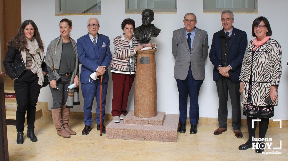  Familiares de Bibiano Palma Garzon y el alcalde de Lucena junto al busto de Bibiano Palma Garzón. 