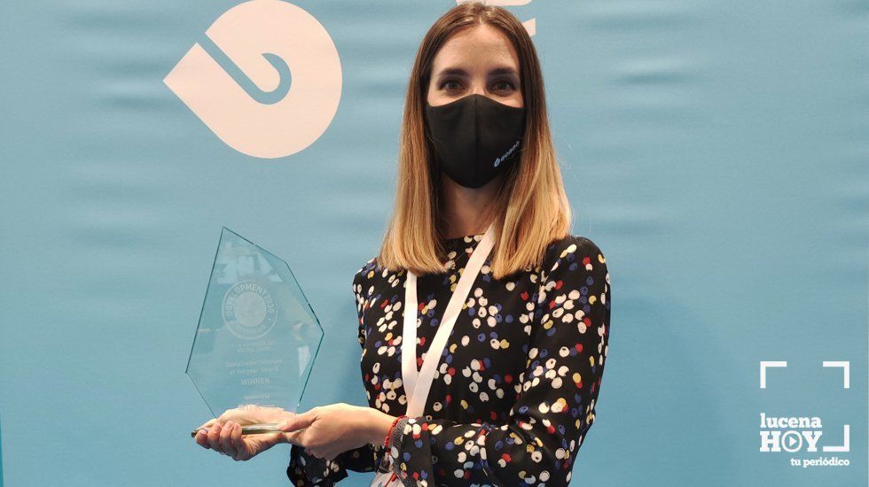  María Velasco, Business Developer en Genaq, con el premio conseguido por la empresa lucentina 