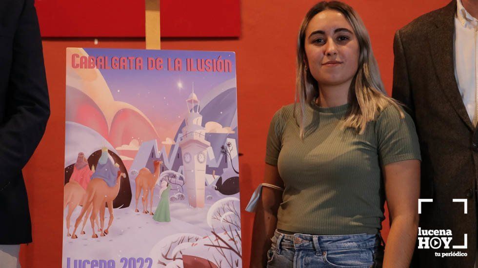  Araceli Pineda junto al cartel anunciador de la Cabalgata de la Ilusión 2022 