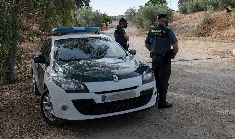  Una patrulla de la Guardia Civil vigila un entorno rural. Archivo 