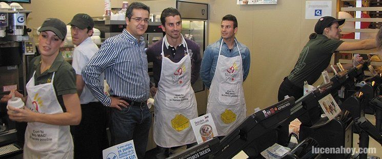  Los futbolistas se cuelgan el delantal en el McHappy Day (fotos) 