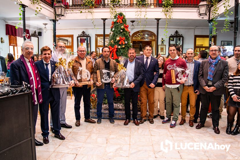 Foto de familia de los ganadores dl concurso junto a los representantes de los Reyes Magos, Peña y autoridades