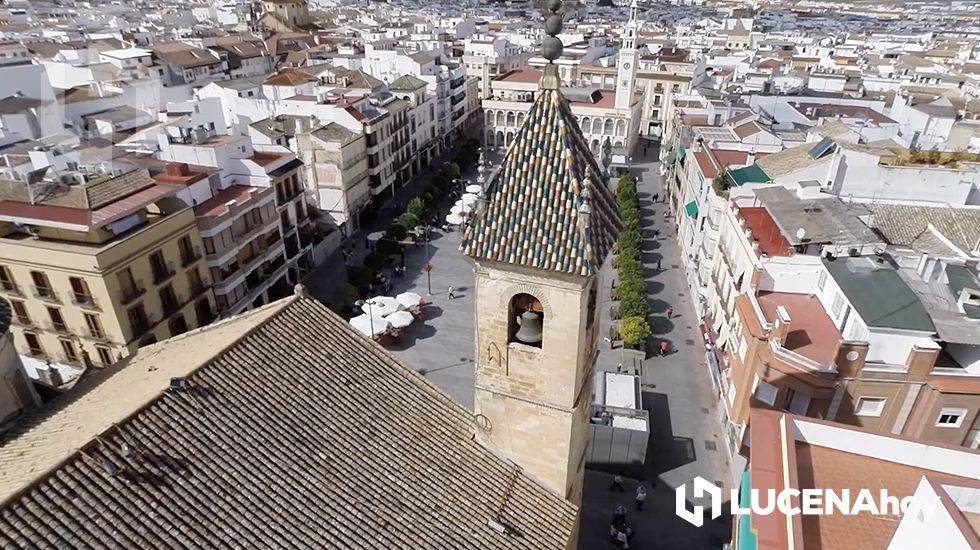 Vista parcial de las cubiertas y el campanario de la Iglesia de San Mateo