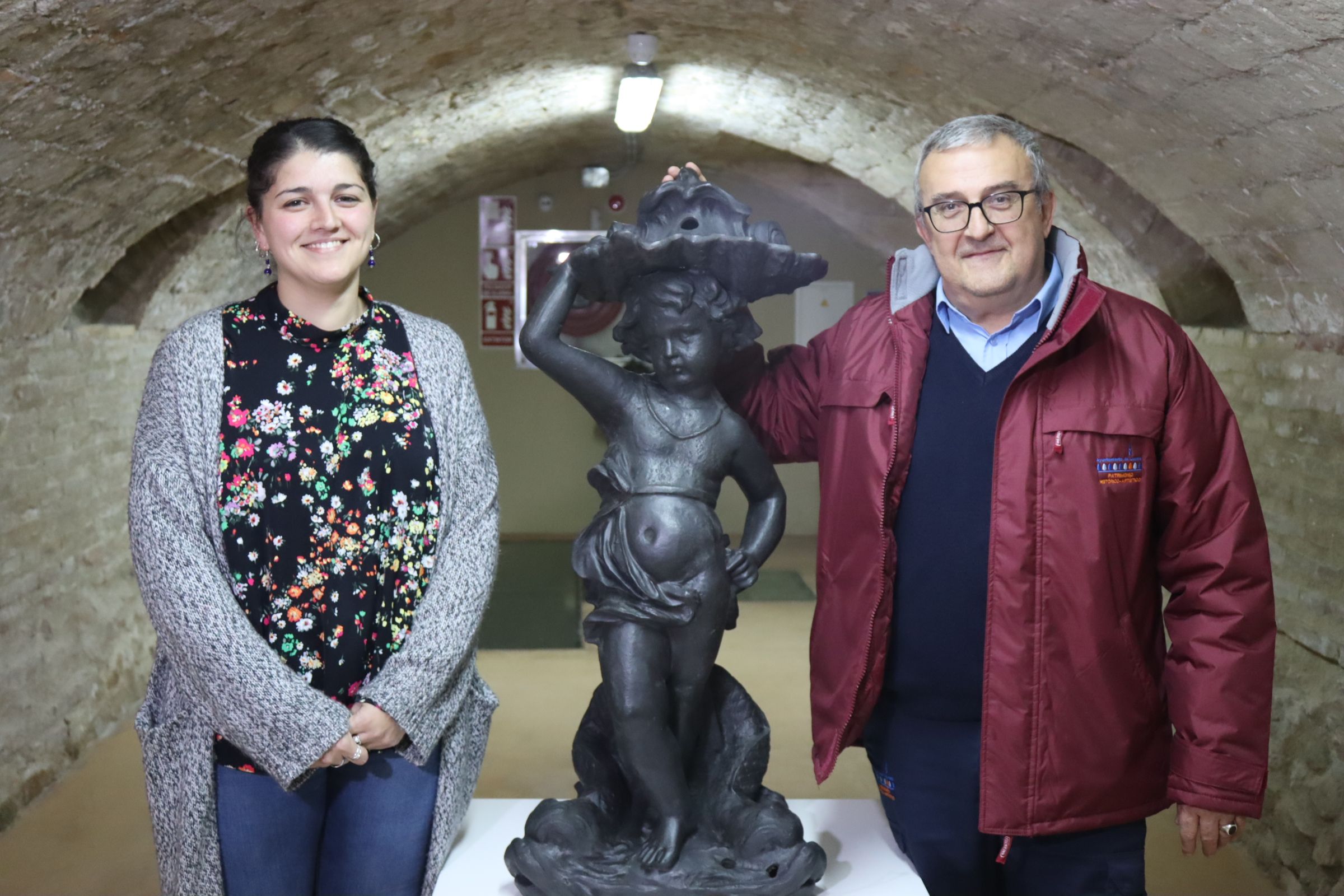 Mamen Beato y Daniel Botella junto a la escultura en bronce que será ubicada en El Coso
