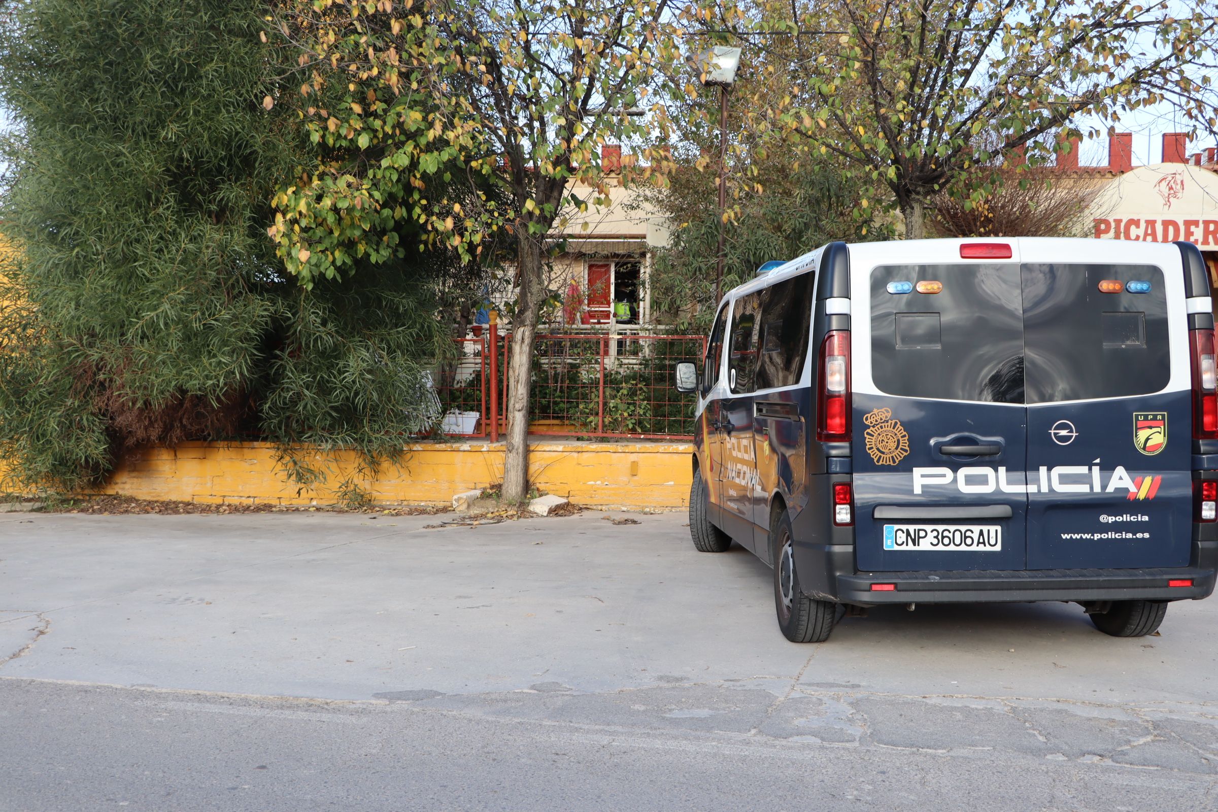 Un furgón policial ante uno de los locales registrados por los agentes en el marco de la operación