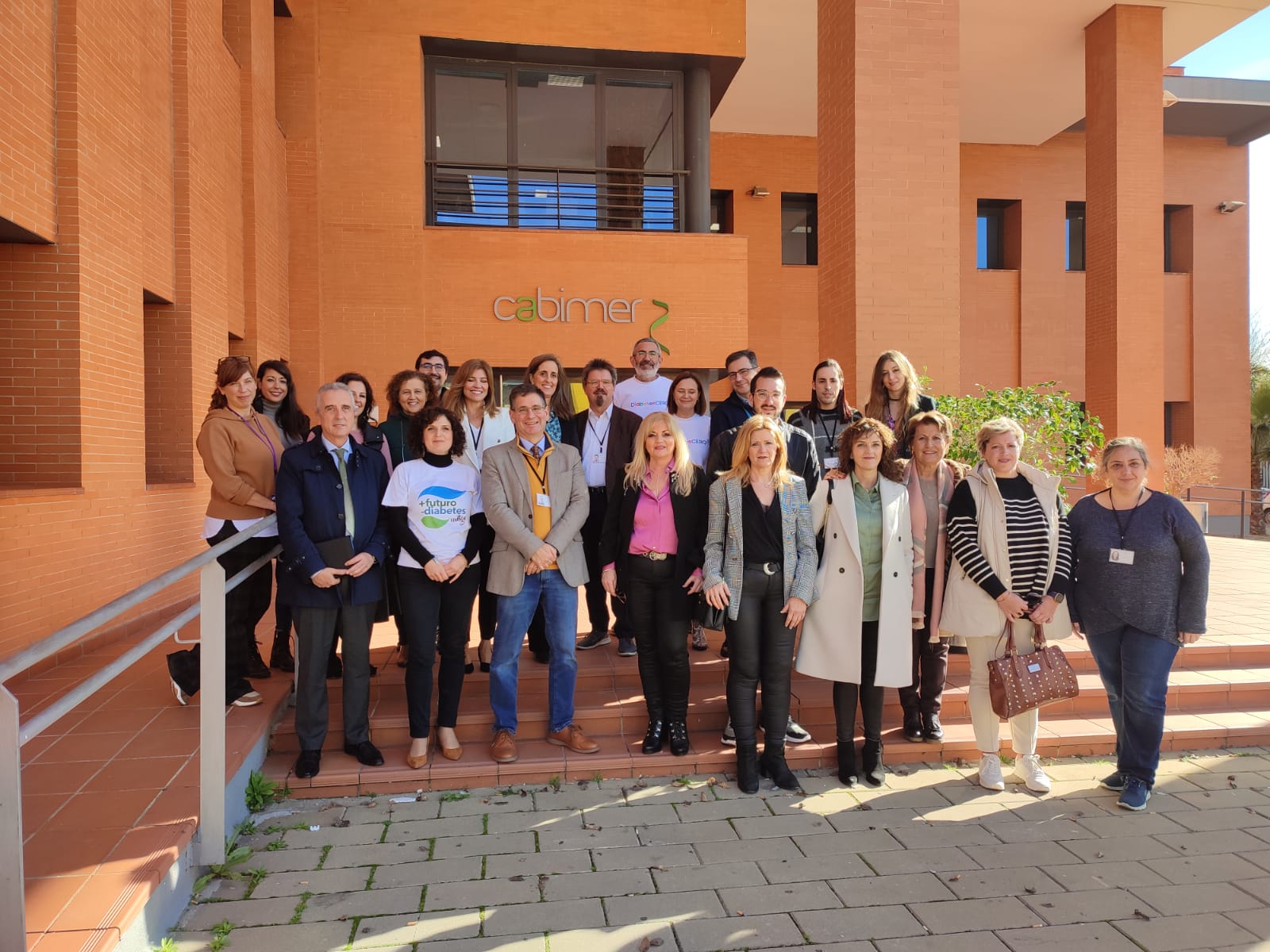 Miembros de la asociación Diabetes Lucena junto al alcalde y representantes de Diabetes 0 y CABIMER