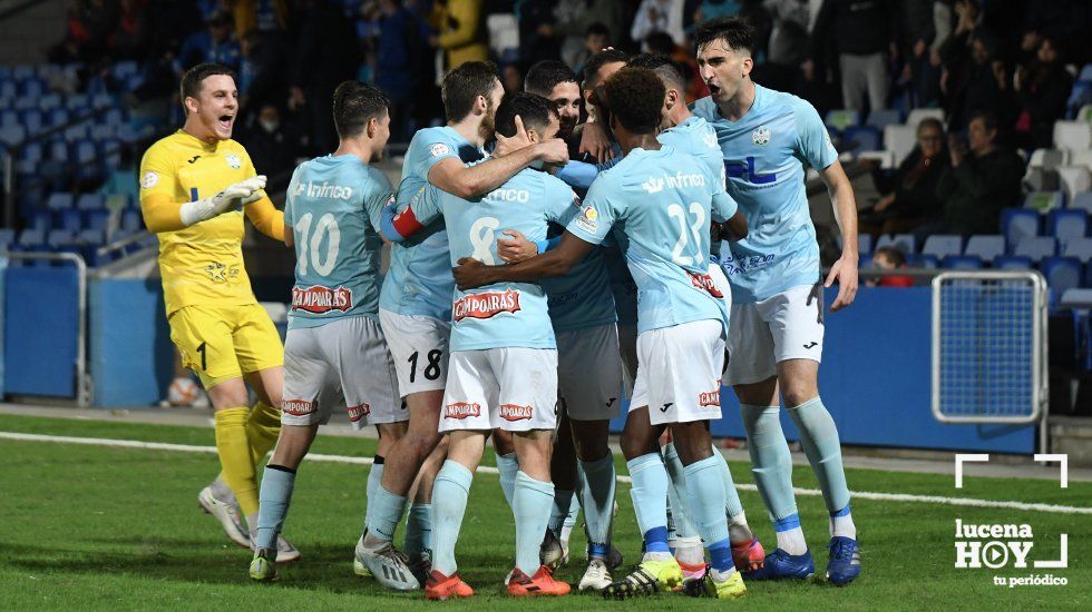  Los jugadores del Ciudad de Lucena celebran el primer gol del partido. Foto: Jesús Cañete 