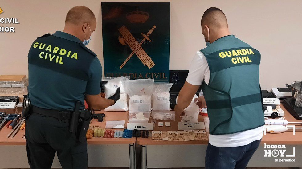  Dos agentes muestran la cocaína y el resto de utensilios incautados en esta operación 