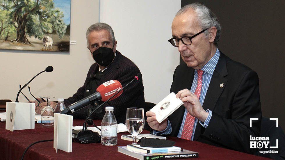  Luis Alberto de Cuenca y Juan Pérez durante un momento de la presentación de la publicación 