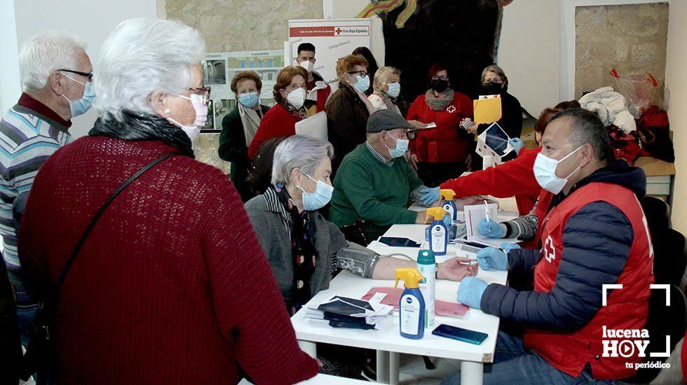  Algunos de los participantes con los voluntarios de Cruz Roja 