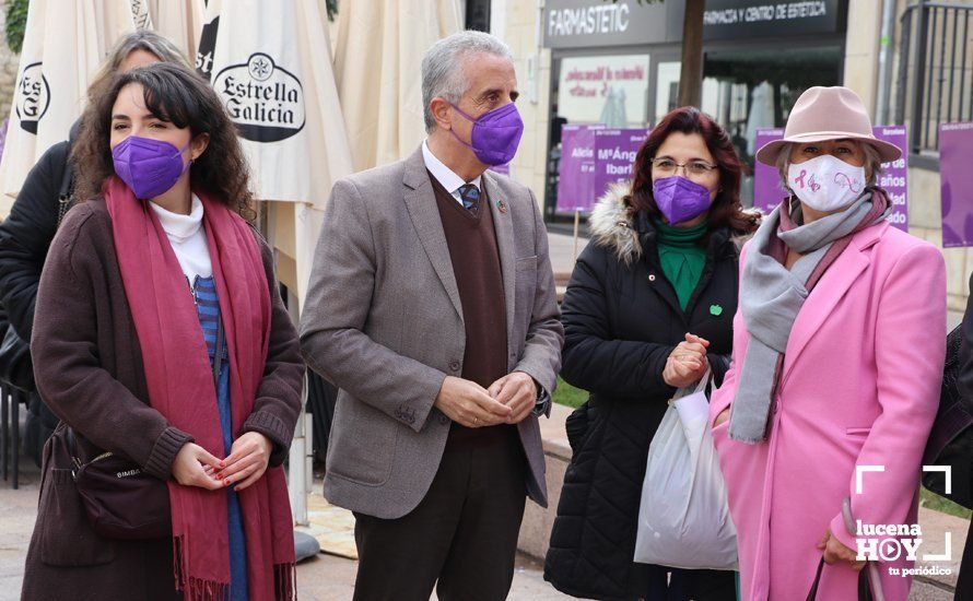 GALERÍA / 25N: Lucena recuerda a las mujeres asesinadas y los huérfanos que deja la violencia de género