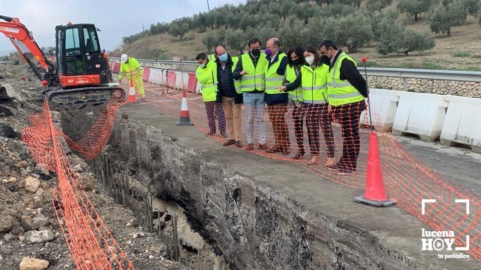  Cristina Casaueva observa las obras junto a varios miembros de la corporación local lucentina 