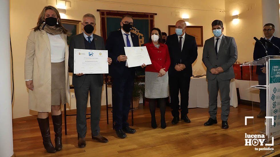  Carmen Gallardo y Juan Pérez recogen el premio 