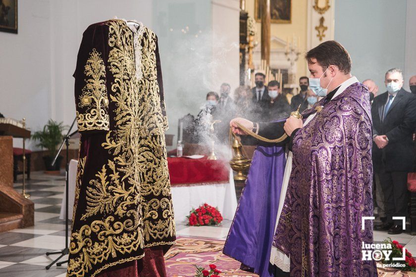 GALERÍA: Ayer fue presentada y bendecida la nueva túnica de salida de Ntro. Padre Jesús Nazareno, la "Túnica de las Rosas"