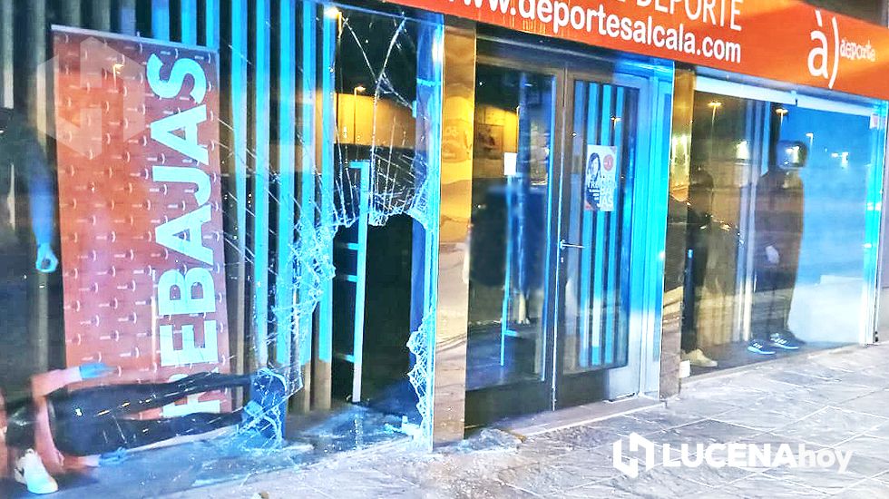 Estado en el que ha quedado el escaparate de Deportes Alcalá