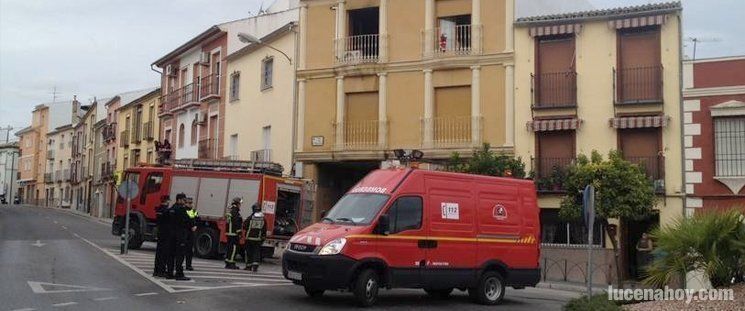  Un incendio destruye parte de una vivienda en Plaza del Mercado 