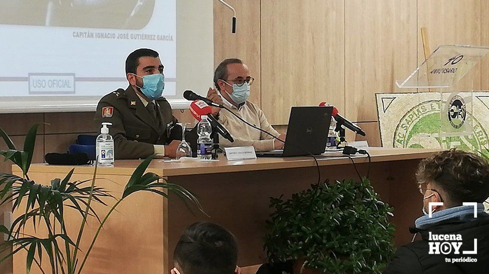  Un momento de la conferencia del capitán Ignacio Jose Gutiérrez García en el IES Juan de Aréjula 