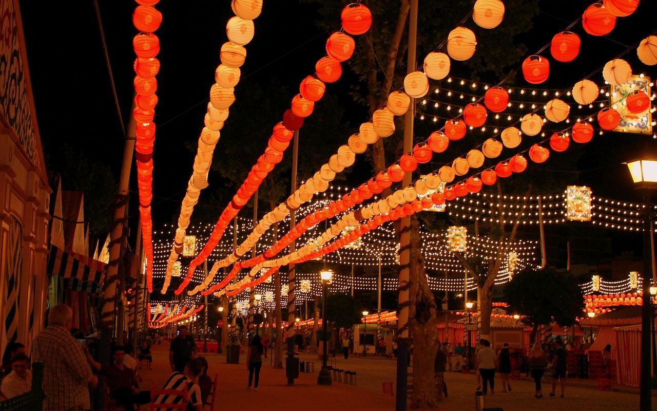 Luces de feria en Sevilla. Imagen de Iván Dequito en Pixabay 