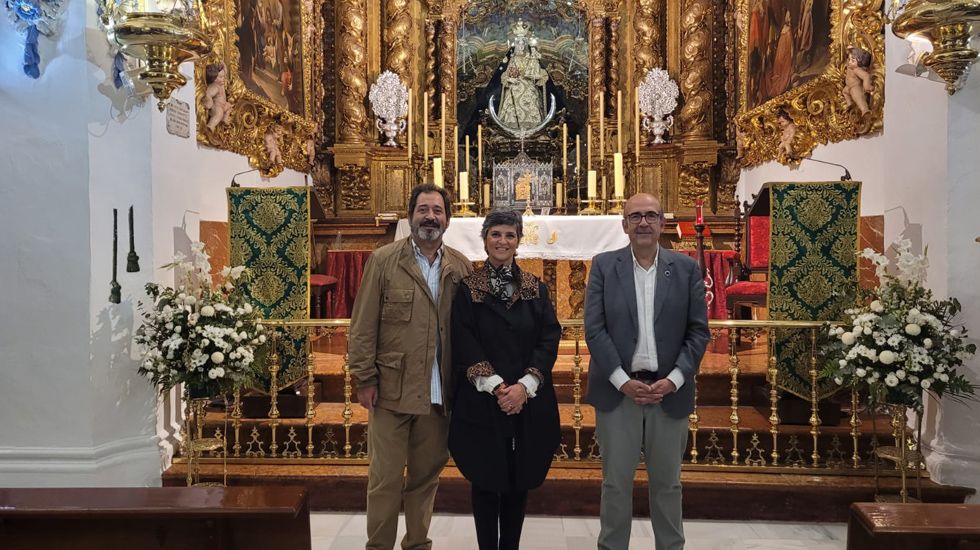 José Pedro Moreno, Nuria Barrera y su esposo, ante el altar de la Virgen de Araceli