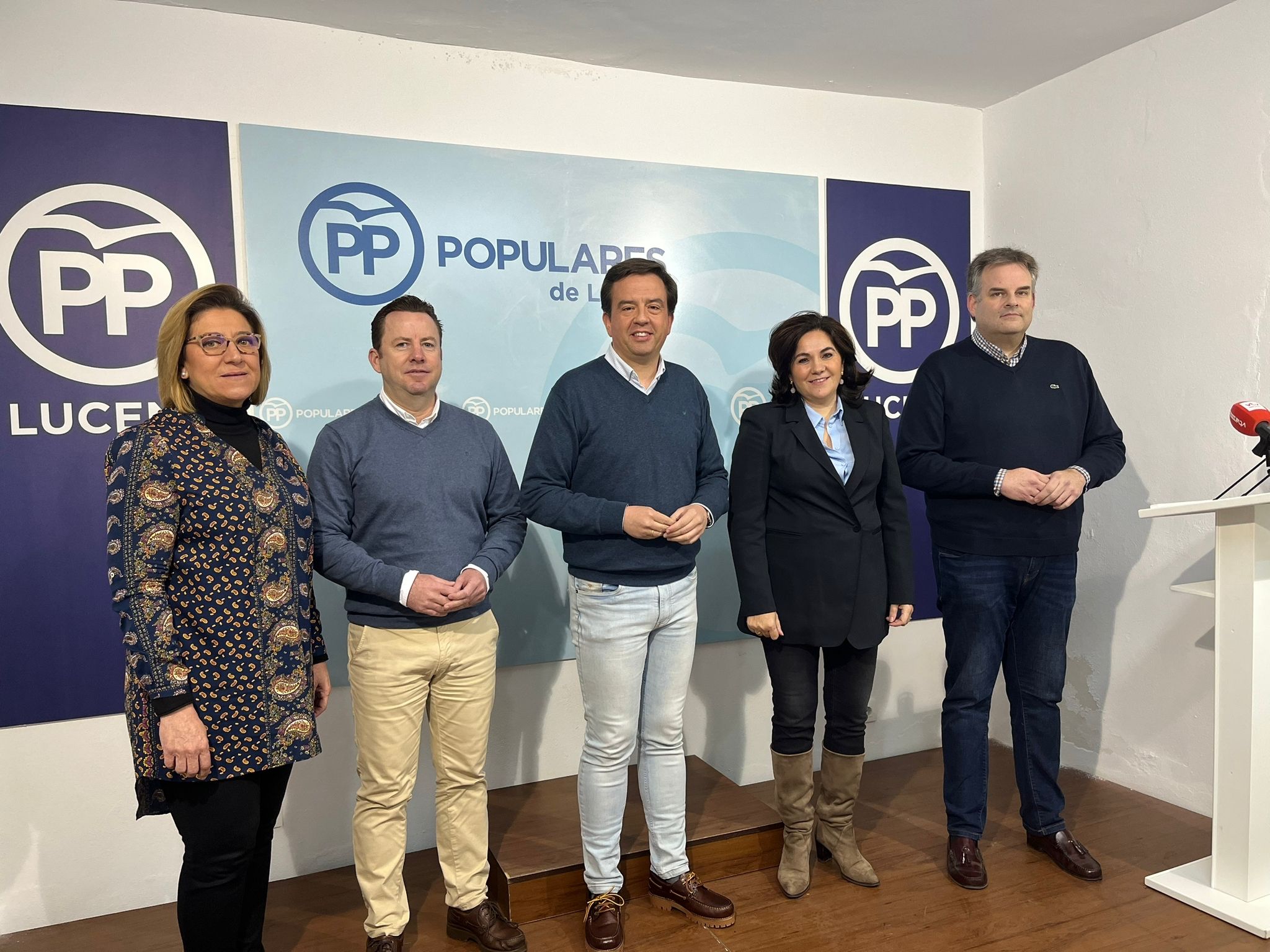 Aurelio Fernández, en el centro, junto al resto de miembros del grupo municipal del PP, esta mañana en la sede local, transmitiendo la unidad del grupo ante la decisión