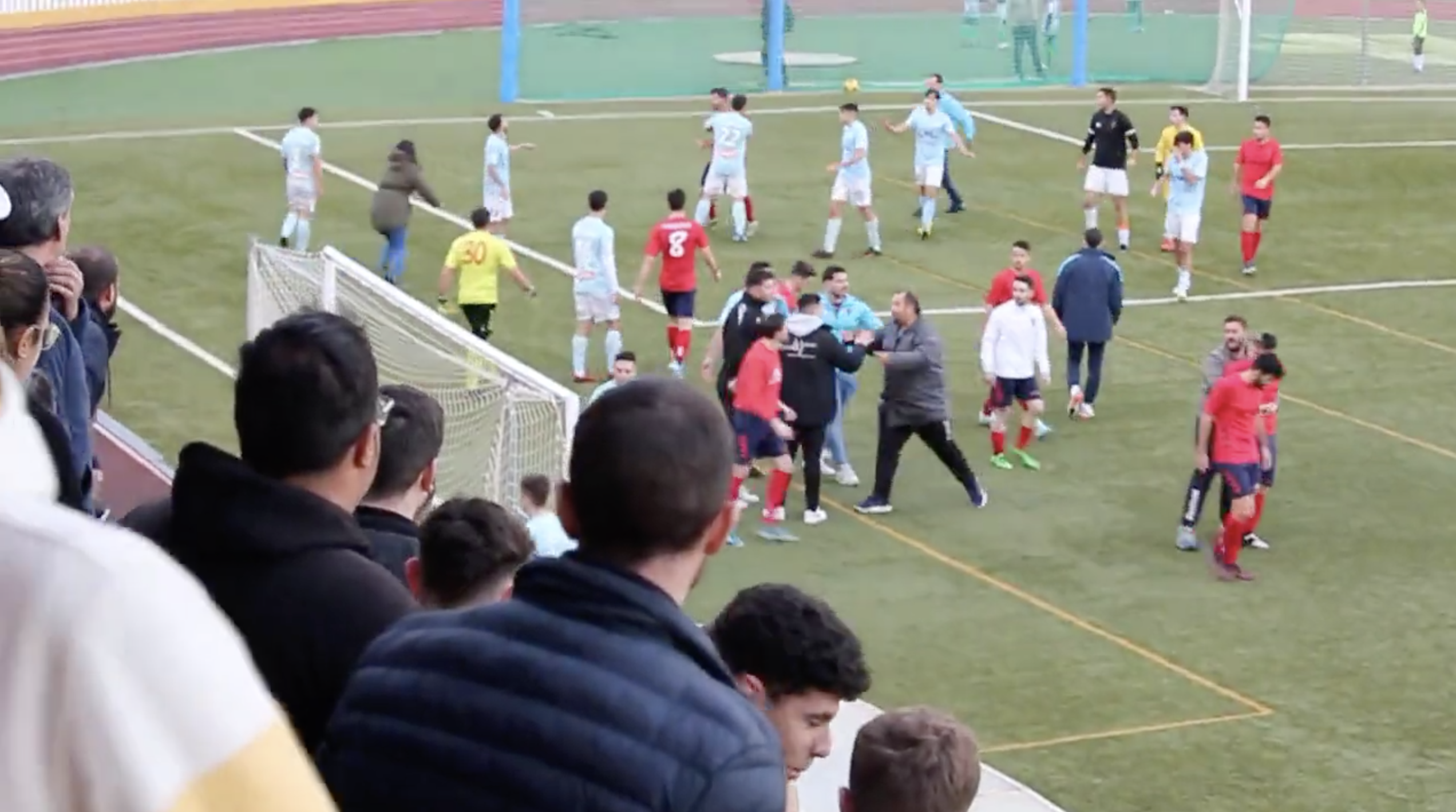 Fotograma de uno de los vídeos de la pelea grabados por espectadores y difundidos en redes sociales