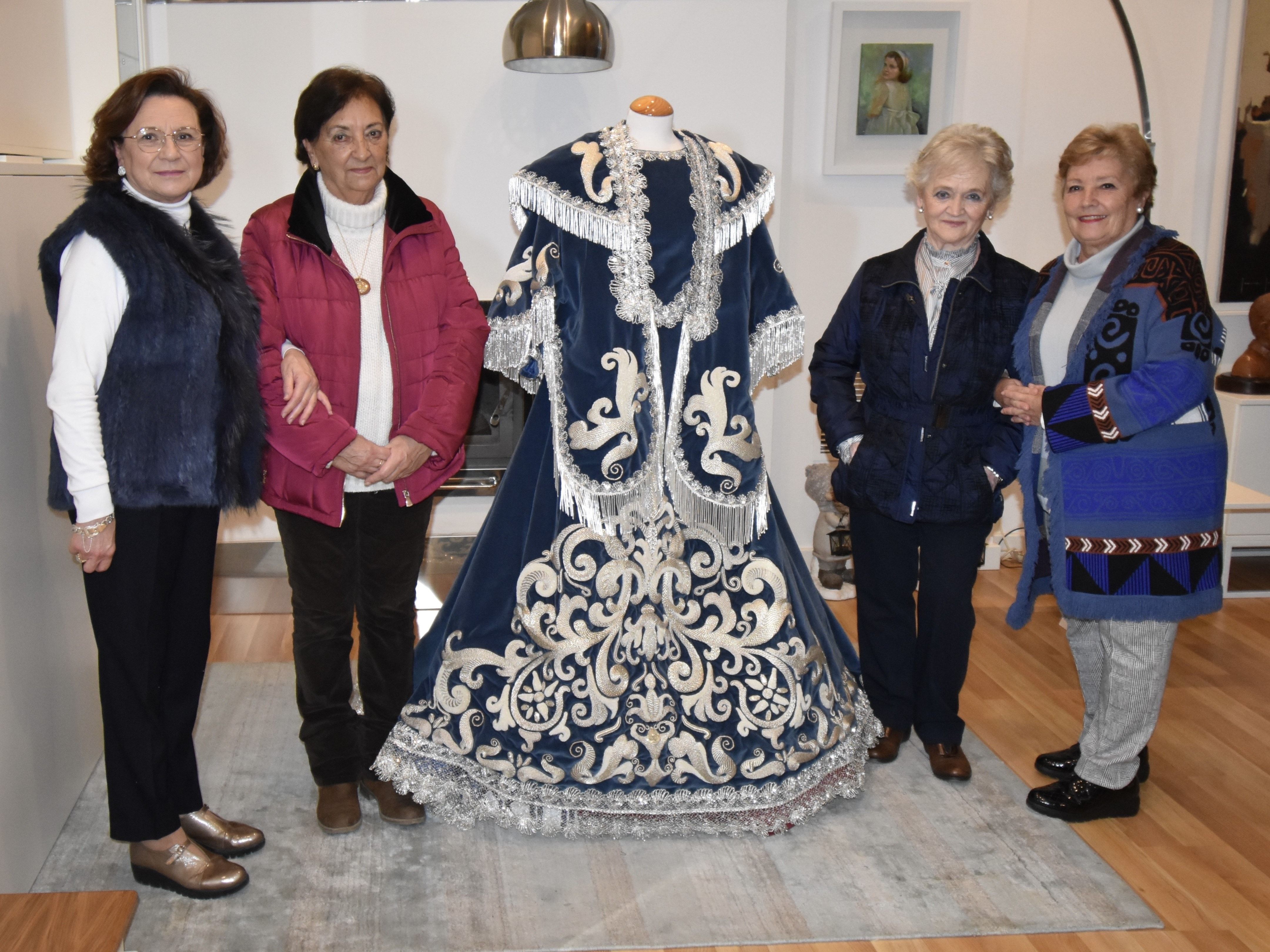 En la foto las autoras del bordado del nuevo traje de camino de la Virgen de Araceli