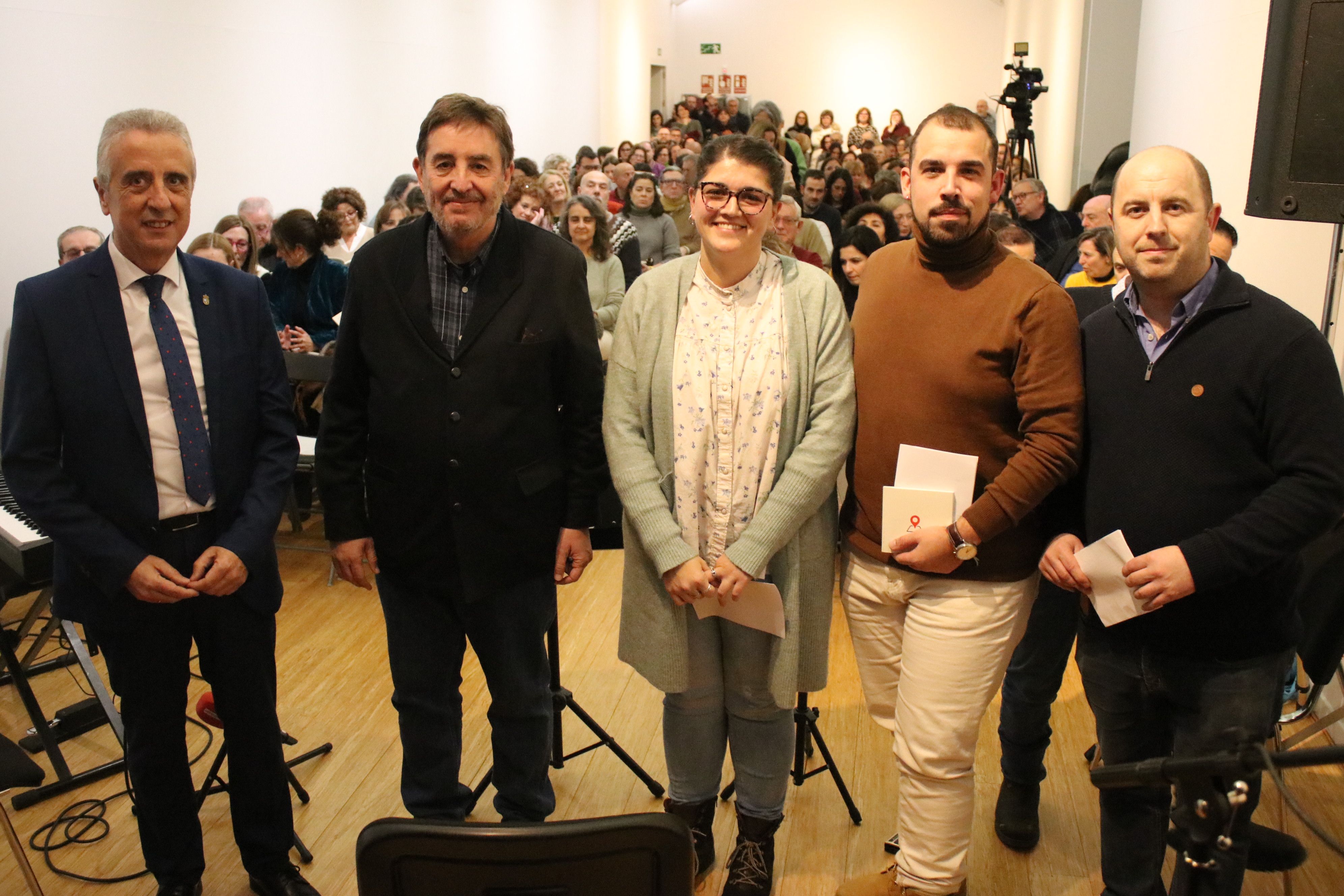 Un momento de la presentación del poemario de García Montero en la abarrotada sala Noble del Palacio de los Condes de Santa Ana