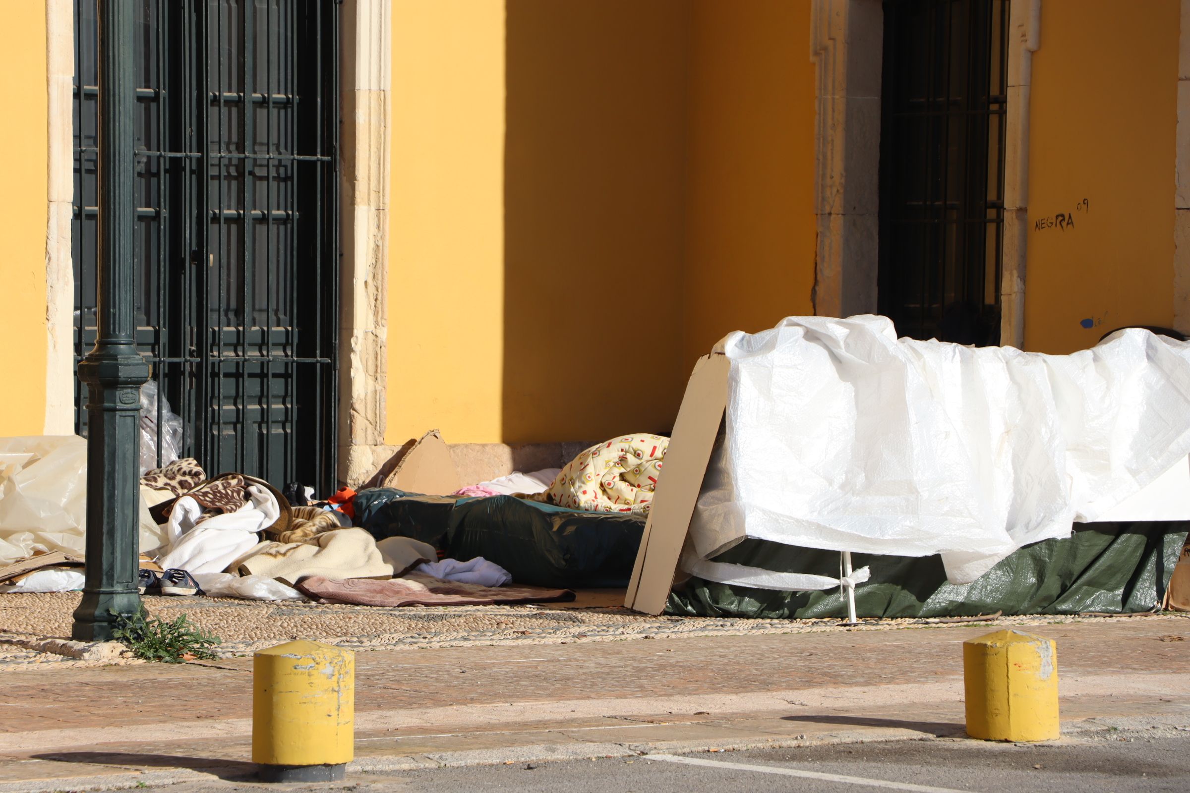 Asentamiento de temporeros en los soportales de la antigua Estación 