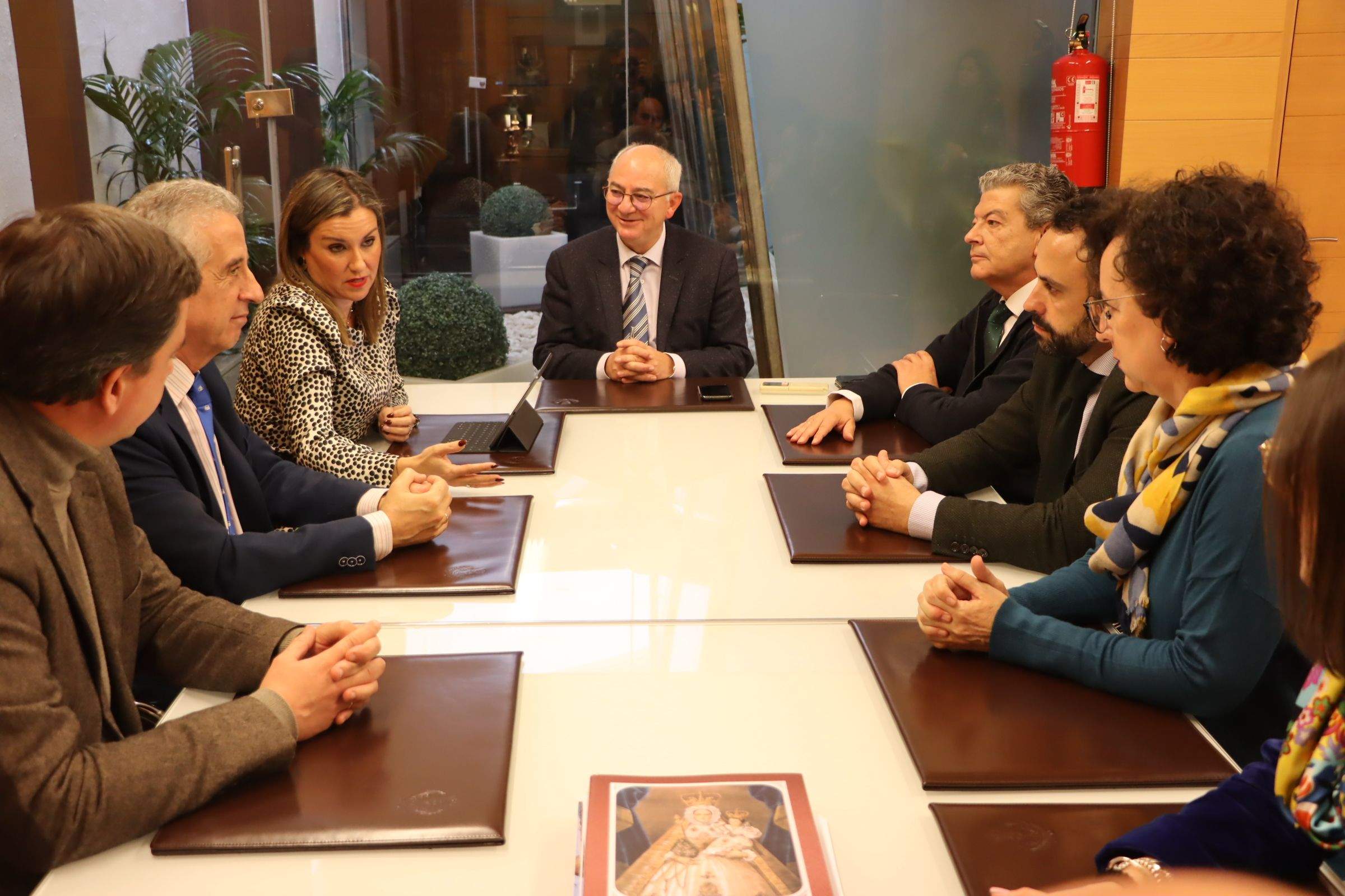 Un momento de la reunión que ha mantenido la delegada con la Junta de Gobierno del Colegio de Abogados de Lucena