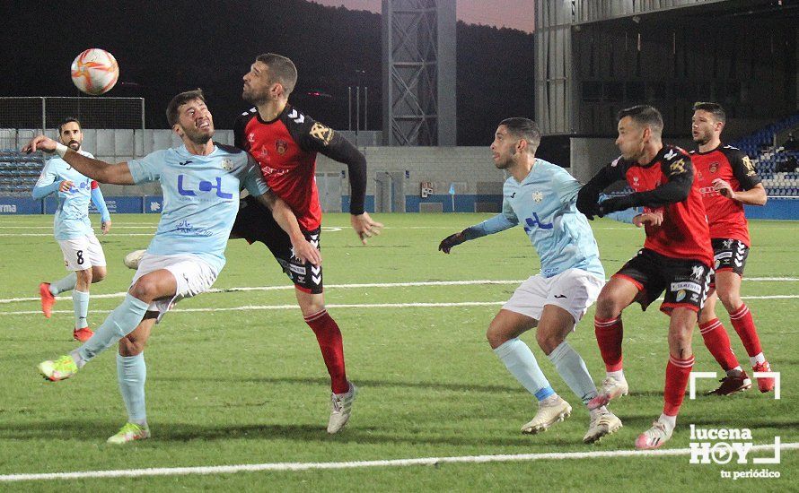  Una jugada del partido disputado hoy entre Ciudad de Lucena y Puente Genil 