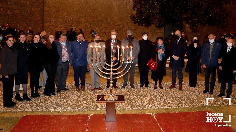 Participantes en la "Fiesta de las Luces" celebrada ayer en el patio del Castillo Participantes en la "Fiesta de las Luces" celebrada ayer en el patio del Castillo