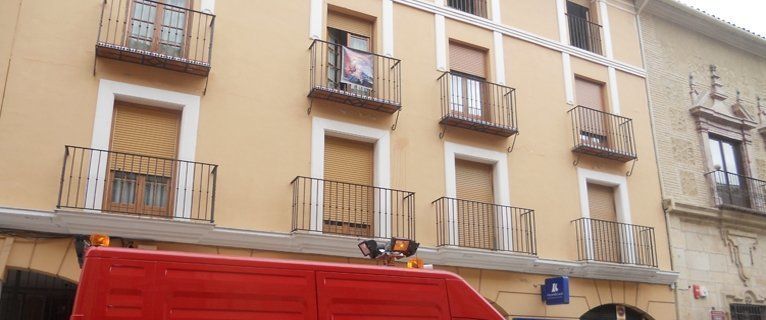  Los bomberos sofocan un incendio en un piso de la calle San Pedro 