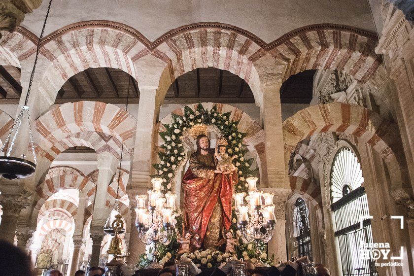  La imagen de San José Artesano entre los arcos de la mezquita-catedral de Córdoba. 