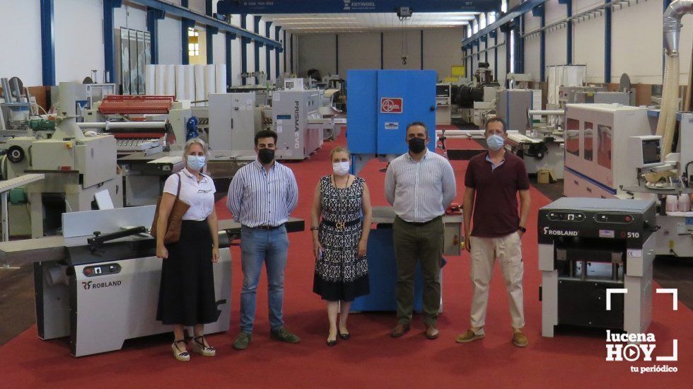  Representantes de la firma Comercial Chacón y la Escuela de Madera en las instalaciones de la empresa lucentina 