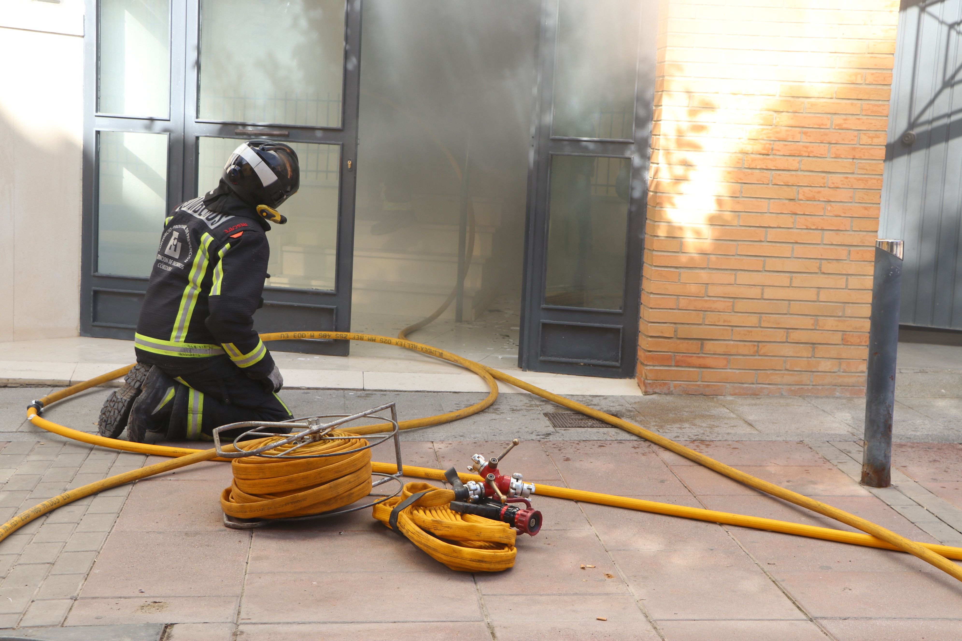 Un bombero en la puerta del edificio en el que se ha producido el incendio
