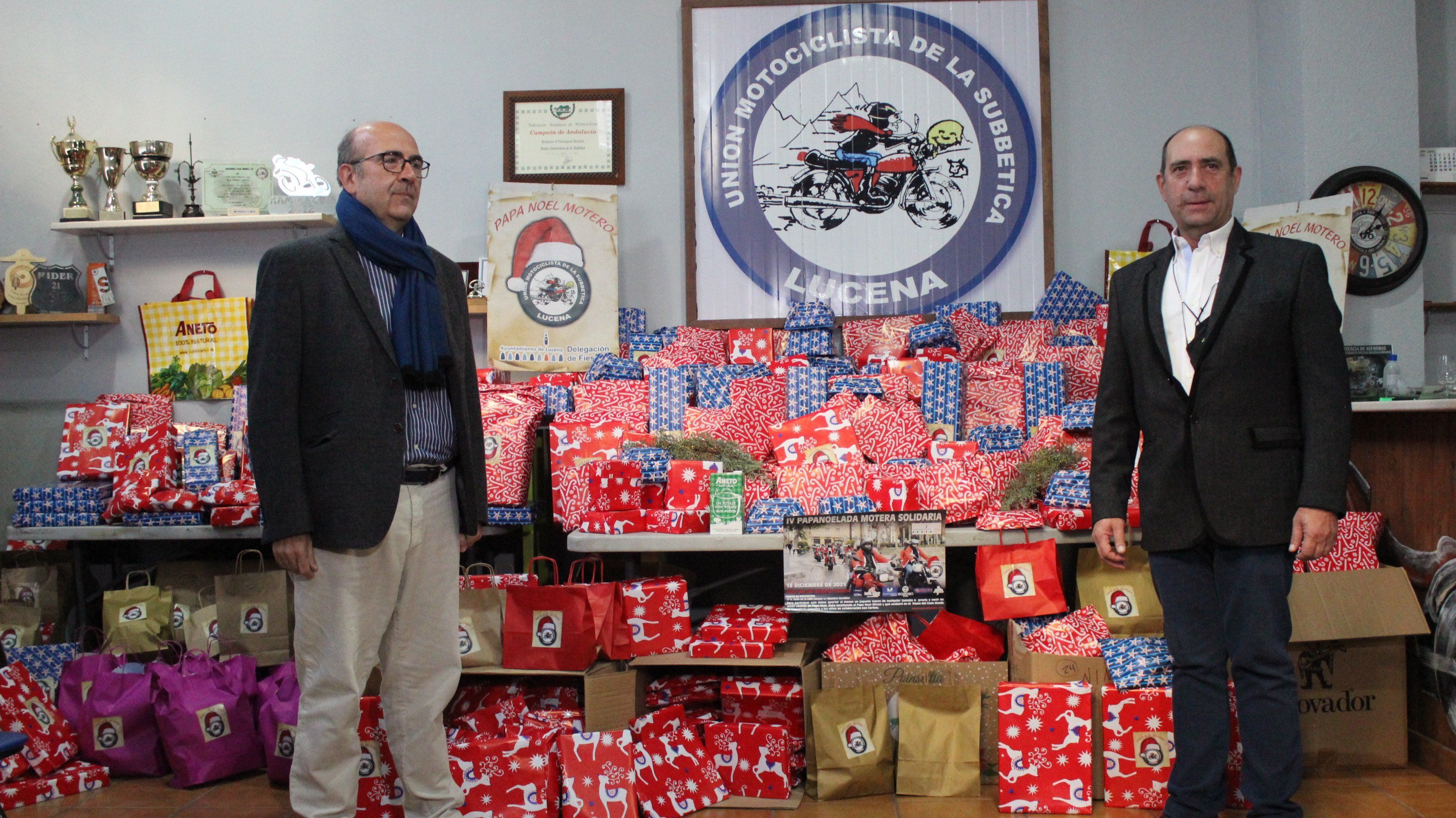  José Pedro Moreno y Rafael González en la sede la Unión Motociclista de la Subbética junto a una muestra de los regalos que se repartirán este sábado 