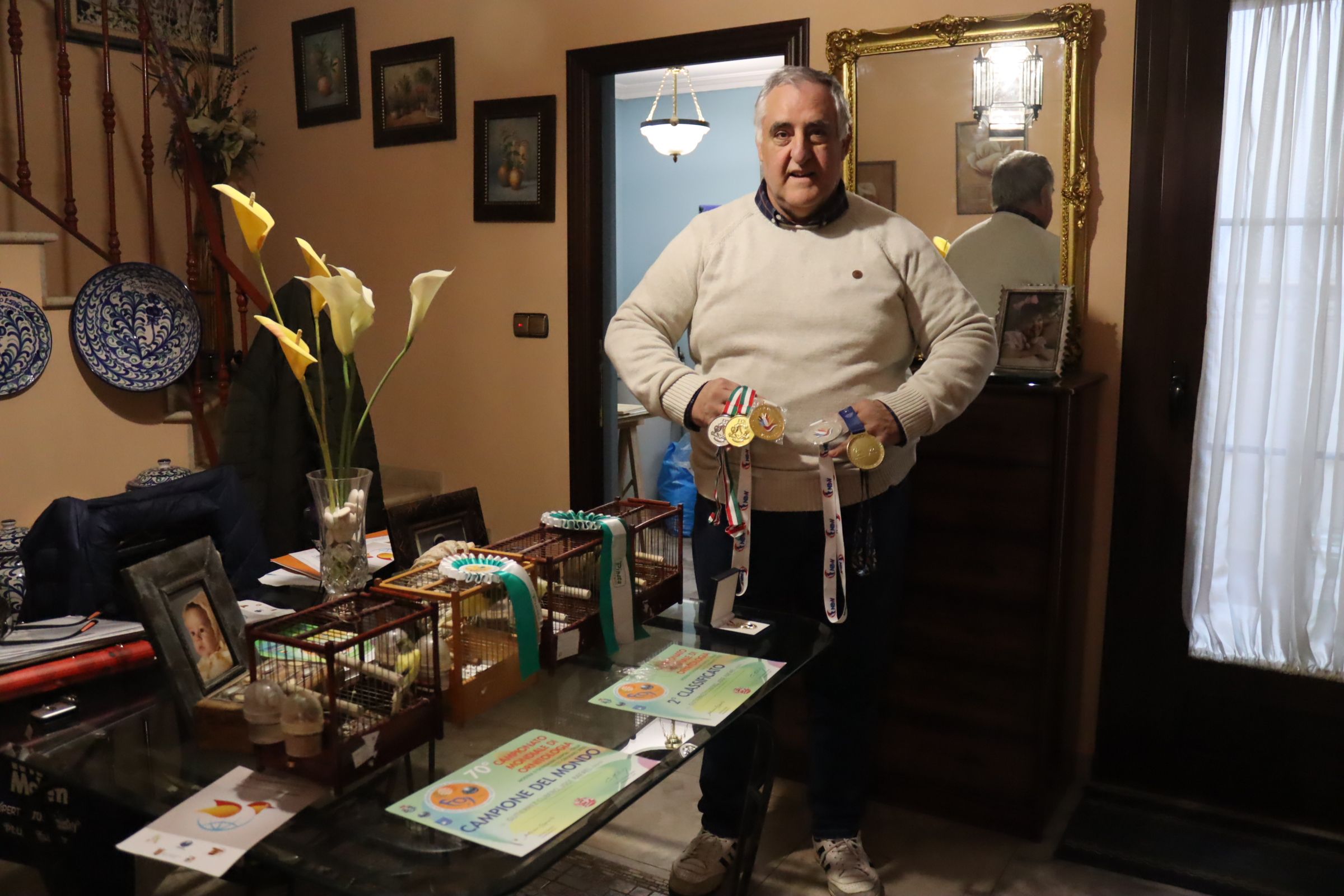 José Rafael Gutiérrez luce sus medallas del Campeonato Mundial de Ornitología