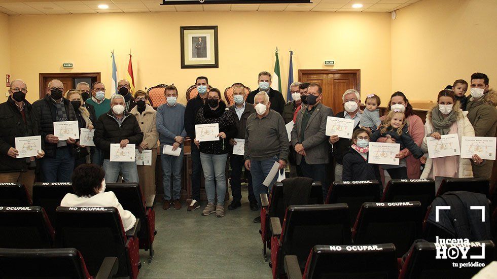  Foto de familia de los participantes en este concurso de belenes junto a las autoridades locales. 