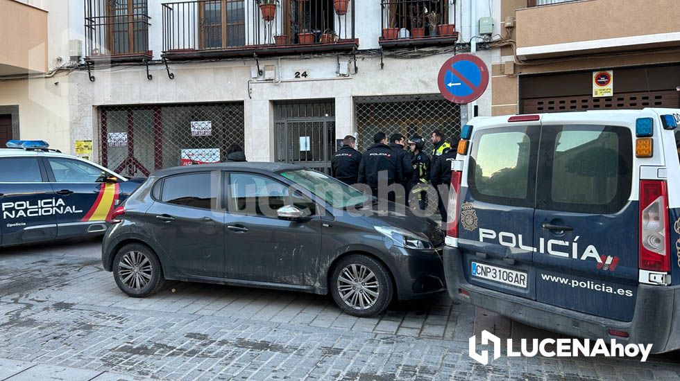 Agentes de la policía y bomberos a las puertas del inmueble en el que se producido el incendio