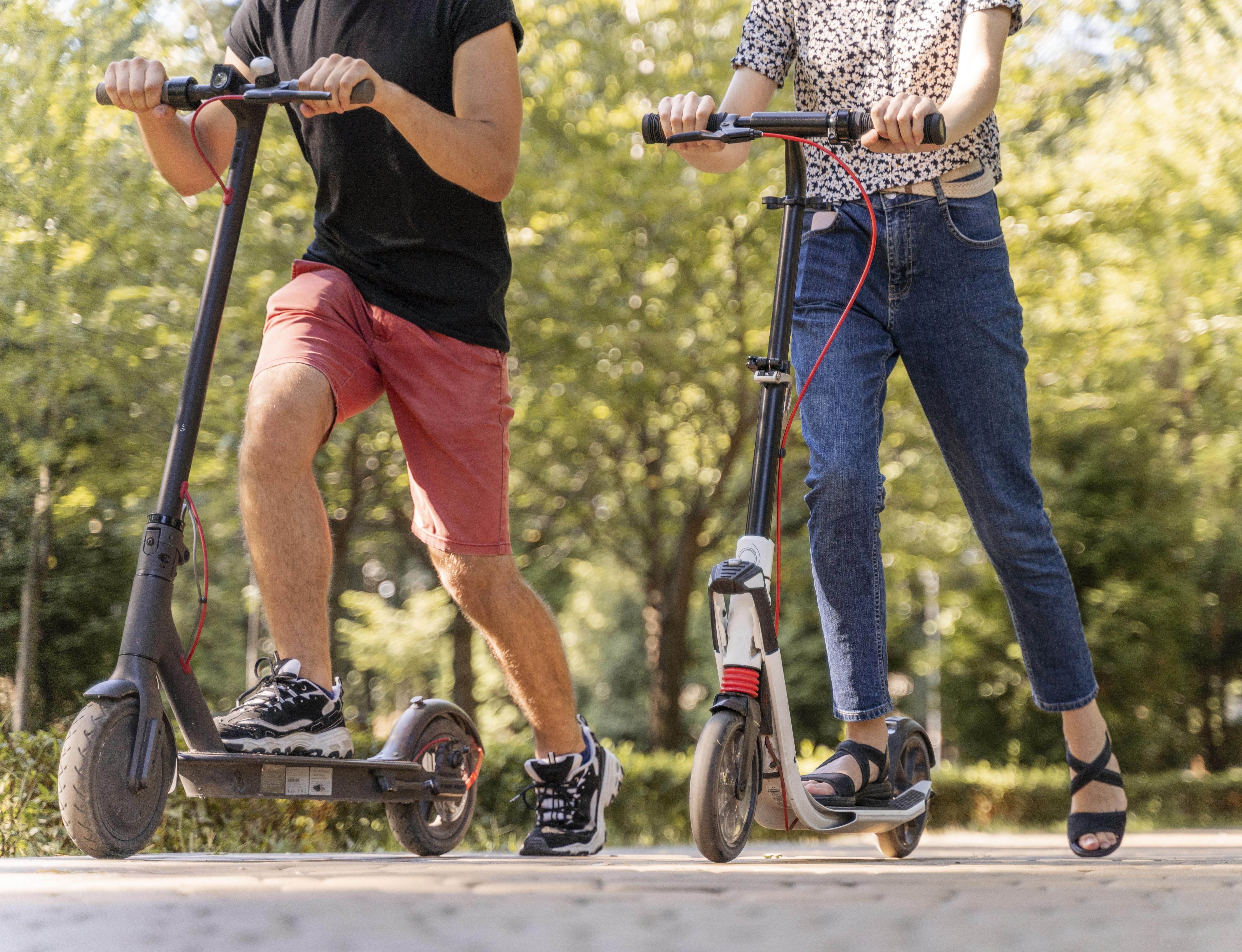 Dos jóvenes usan un patinete eléctrico. Imagen: Freepik 