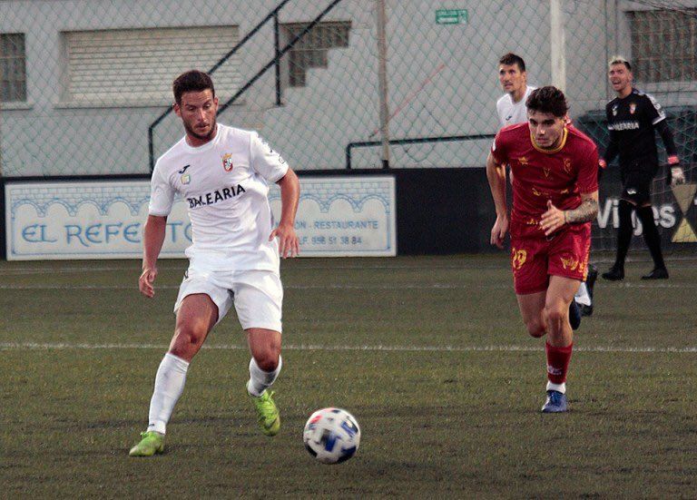 David Hinojosa en un partido con el Marbella CF (Imagen cedida por el CD Ciudad de Lucena)