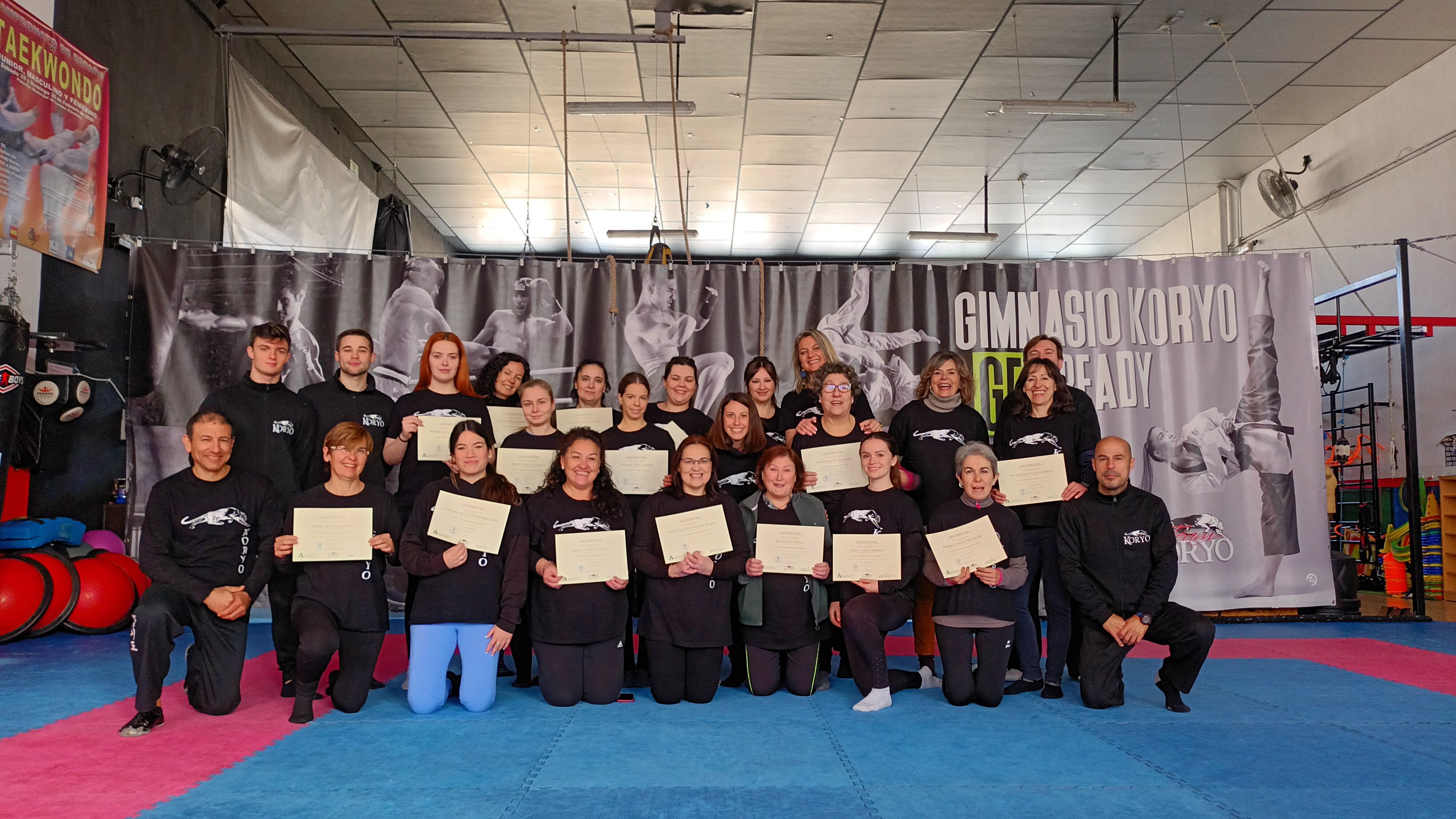 Participantes en uno de los talleres junto a monitores y autoridades