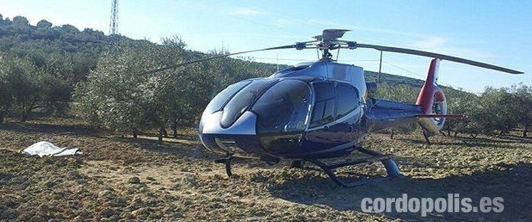  Un moderno helicóptero aterriza de emergencia en un olivar 