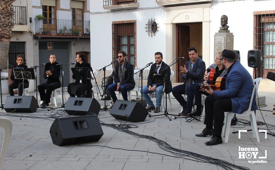 GALERÍA: El barrio de Santiago adelanta la Navidad de la mano de la Zambomba Flamenca