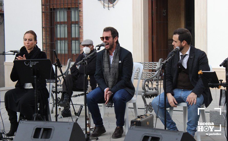 GALERÍA: El barrio de Santiago adelanta la Navidad de la mano de la Zambomba Flamenca