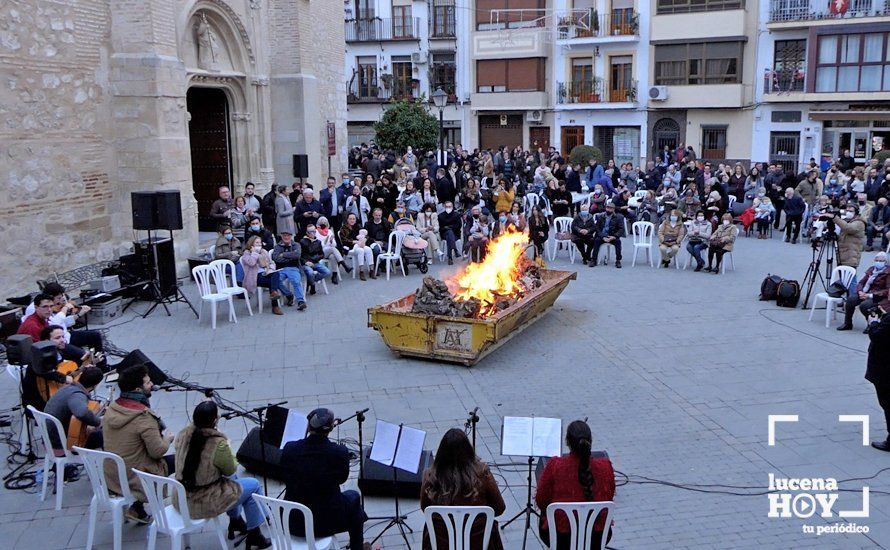 GALERÍA: El barrio de Santiago adelanta la Navidad de la mano de la Zambomba Flamenca