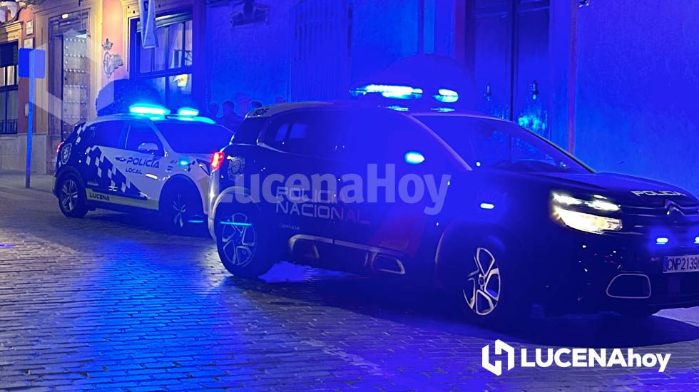 Vehículos policiales del dispositivo de vigilancia de los fines de semana en el entorno de las zonas de ocio del centro de Lucena