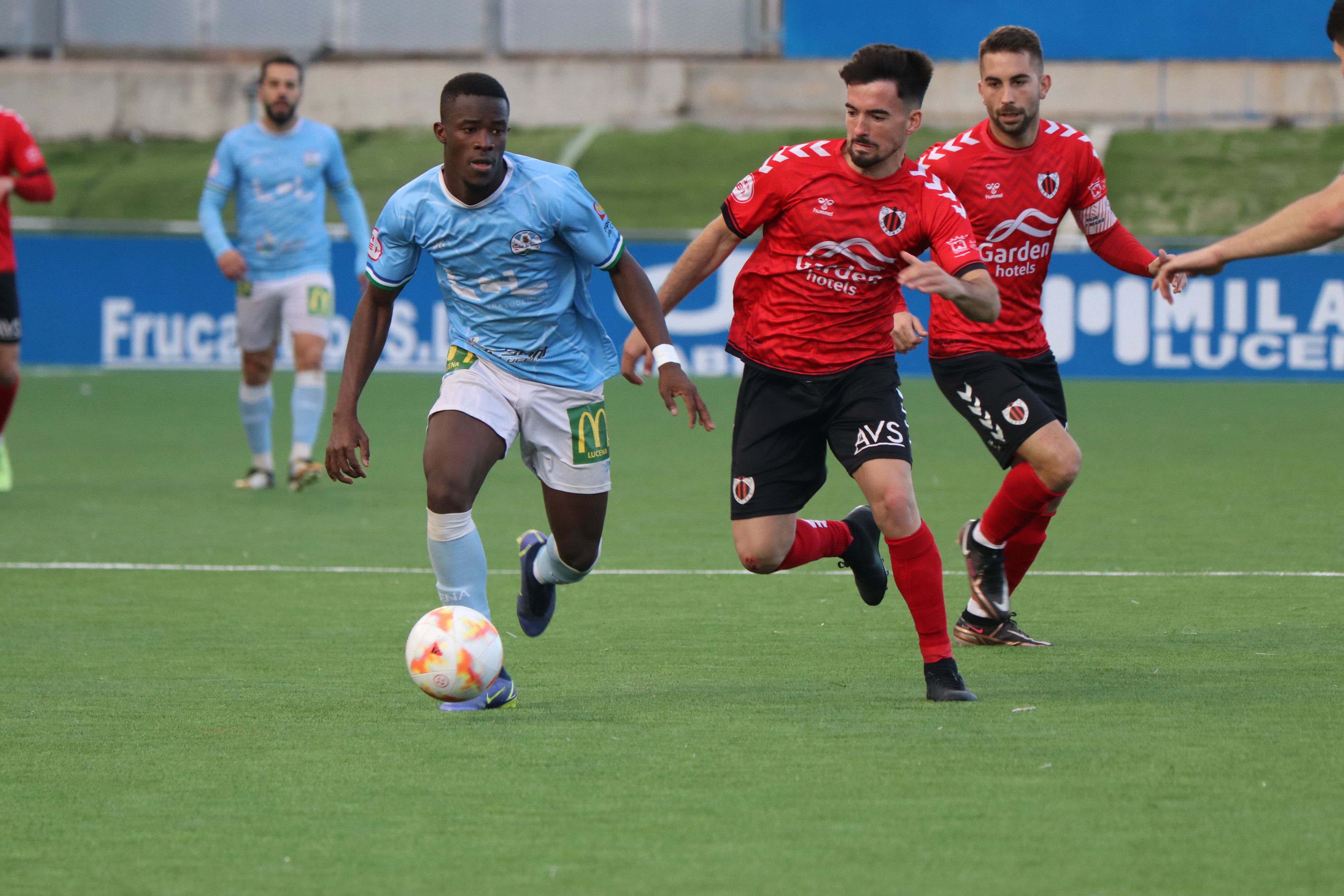 Una jugada del partido entre CD Ciudad de Lucena y AD Cartaya